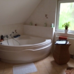 Vorhandene Eckbadewanne gegenüber der Sauna