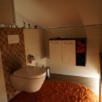 Wand-WC mit Design-Betätigung